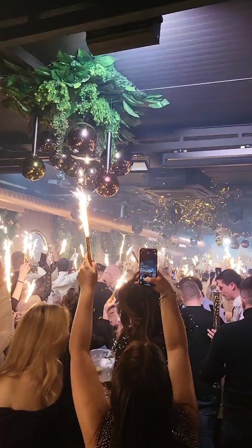 Sparkler spektakl na plesnom podiju kluba LAF