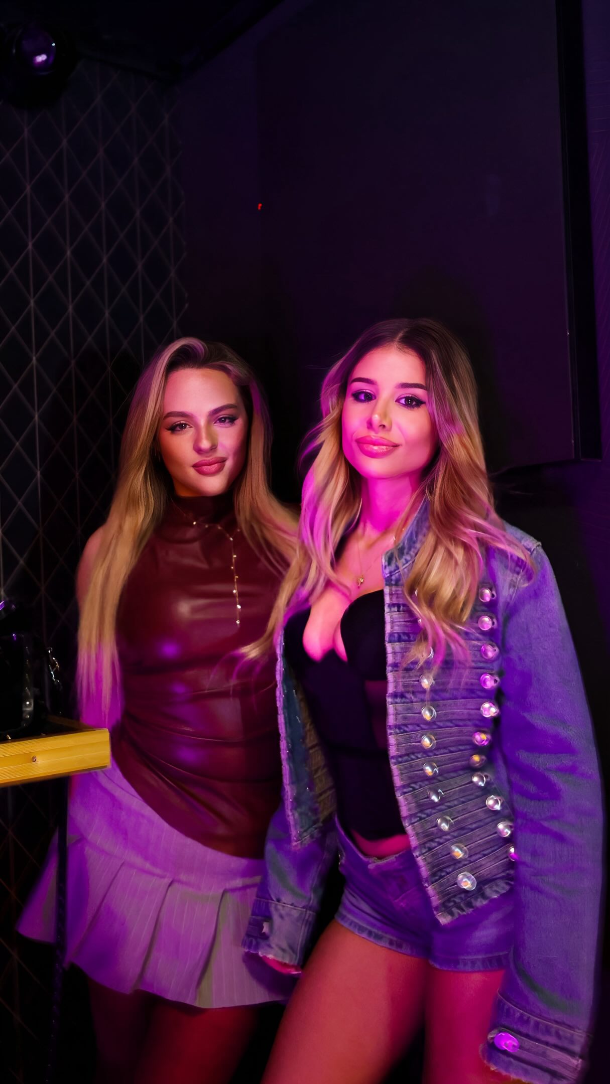 Gošće pod magenta svjetlima kluba LAF