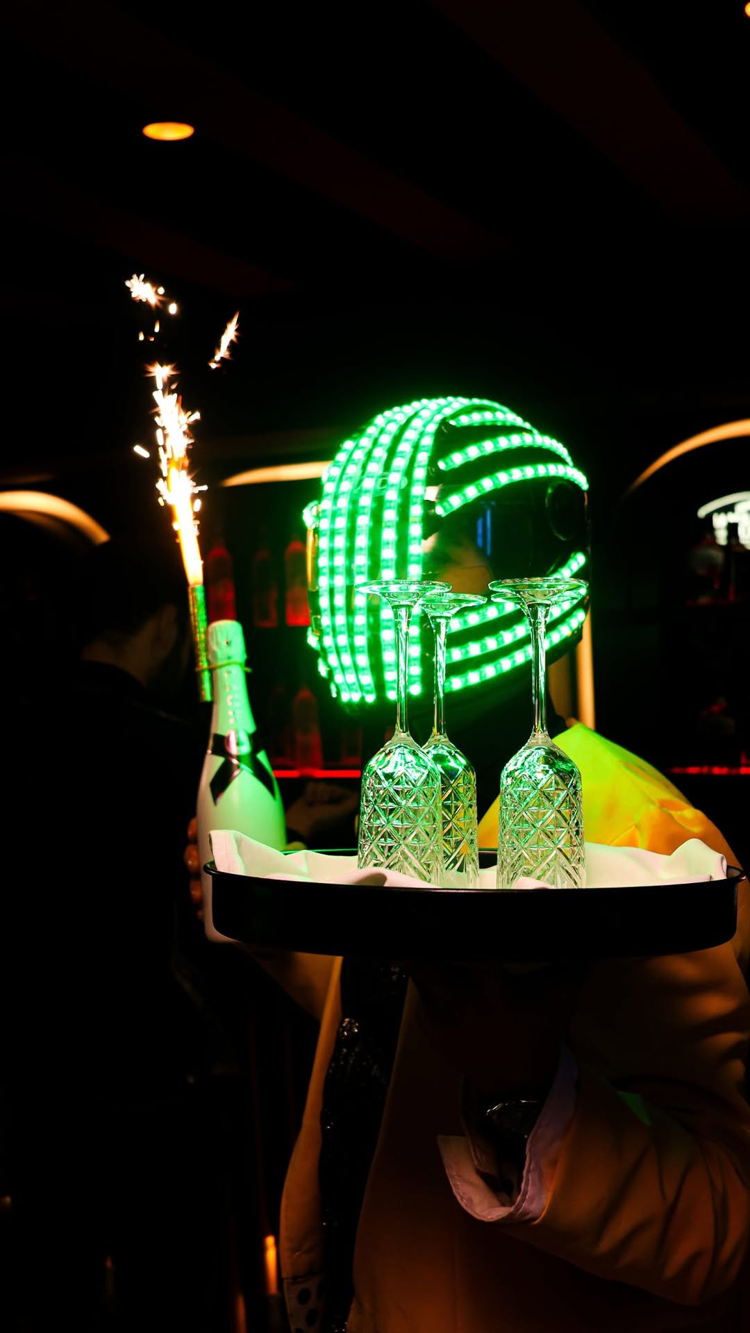 Bottle service sa sparklerima i LED detaljima